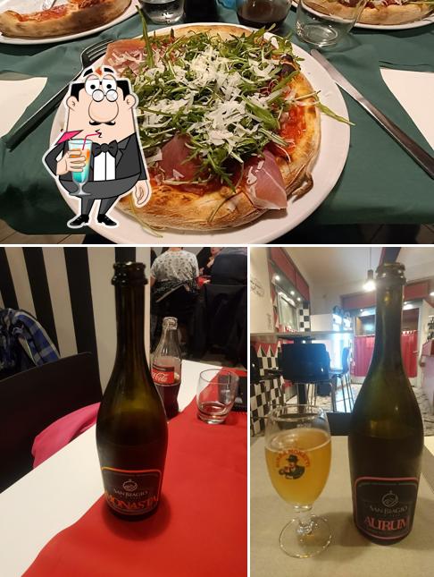 Dies ist das Foto das getränk und lebensmittel bei Pizzeria Bianco e Nero anzeigt