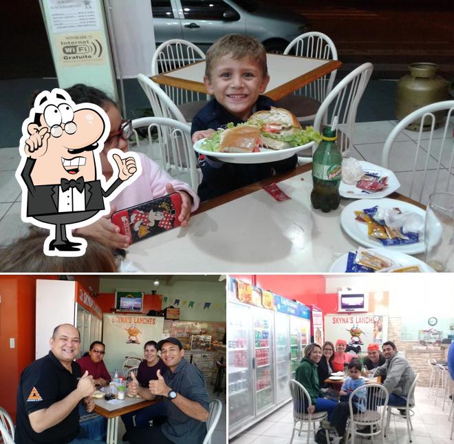 O interior do Skyna's Lanches Atibaia