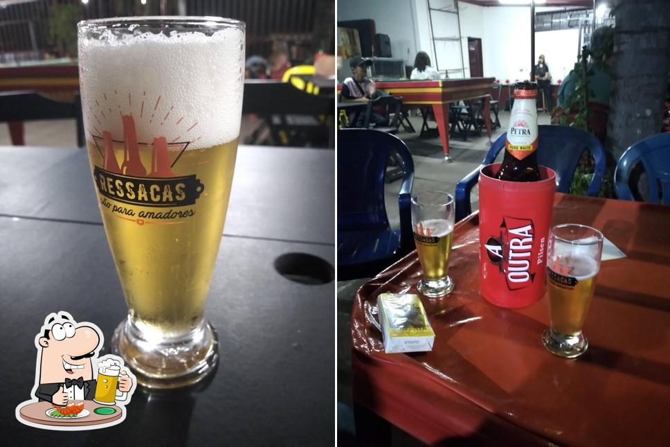 Desfute uma tulipa de cerveja leve ou escura