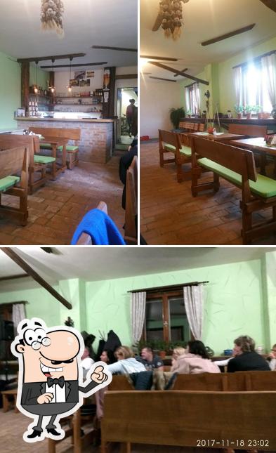 Взгляните на это фото, где видны внутреннее оформление и столики в Družstevný dvor