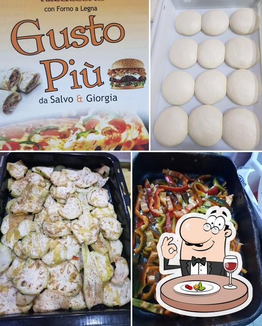 Platti al GUSTO PIÙ .Pizza Napoletana