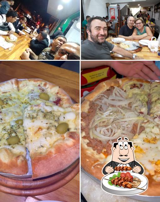 Dê uma olhada a imagem mostrando comida e mesa de jantar a Jaguara Pizzaria