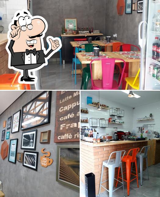 O interior do Doce Cor Café & Waffles