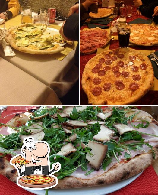 Elige una pizza en Pizzeria Ristorante Alla Grotta