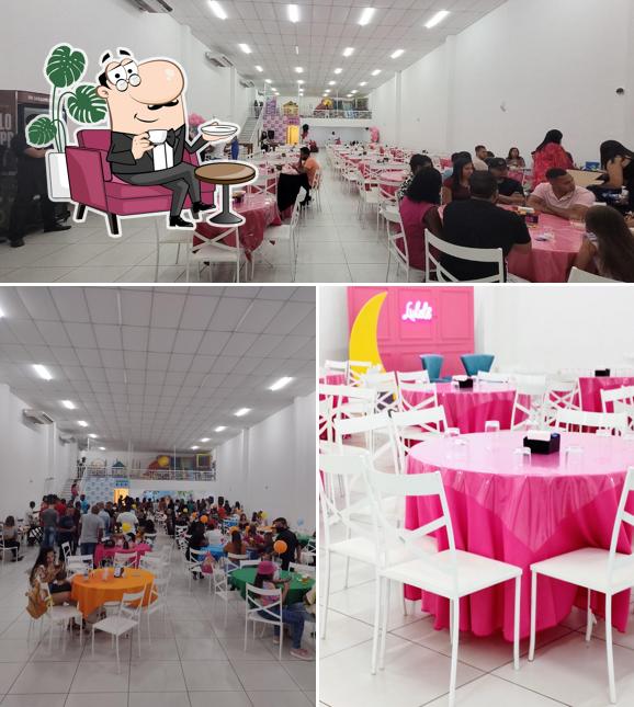 O interior do Lulelê Rodízio de Comidas de Festa