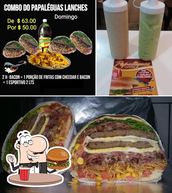 Delicie-se com um hambúrguer no Papaléguas Lanches