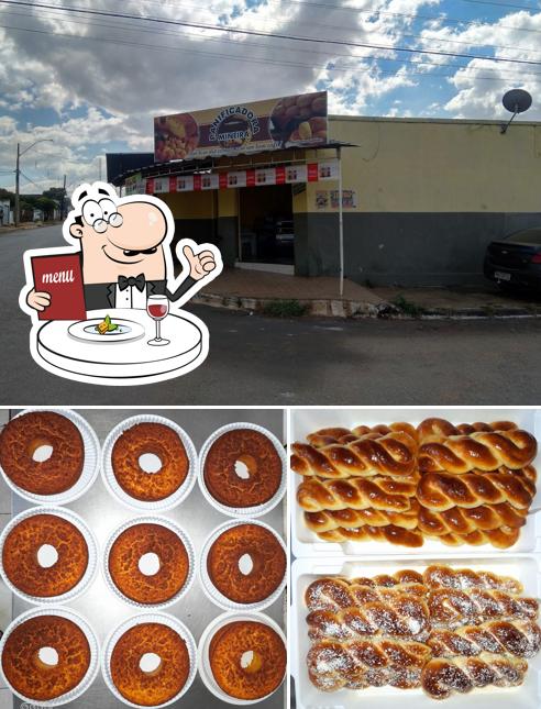 Dê uma olhada a foto apresentando comida e exterior a Panificadora Mineira