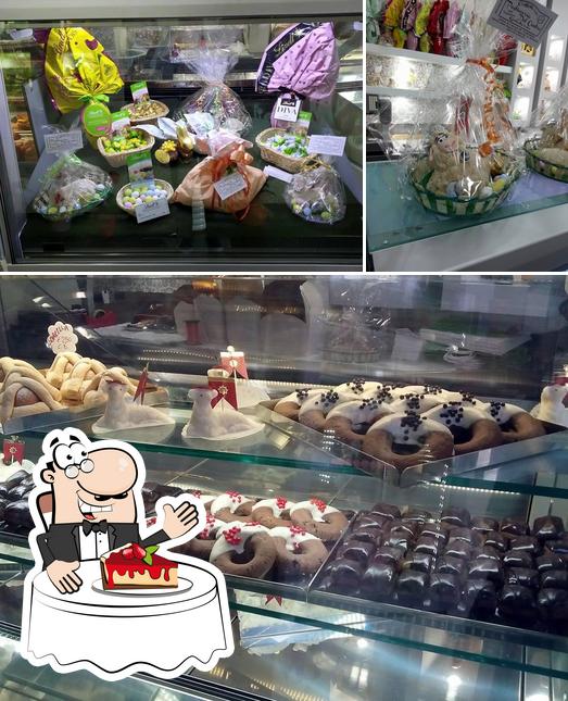 Caffetteria Pasticceria Gelateria del Centro propone un'ampia gamma di dolci