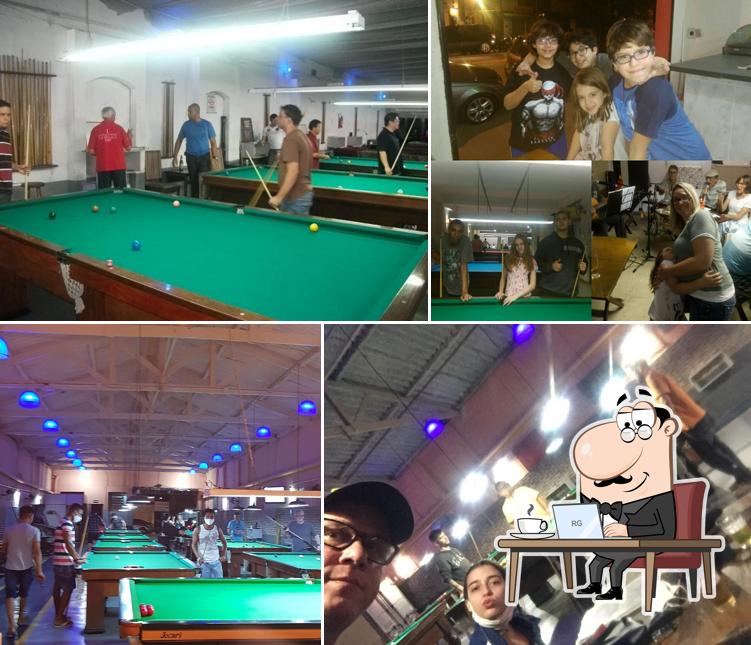 Sente em uma das mesas no Snooker Bar Athenas