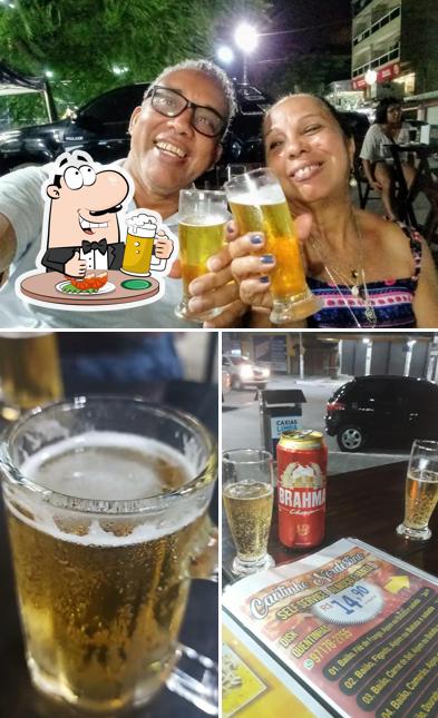 Desfute um copo de cerveja leve ou escura