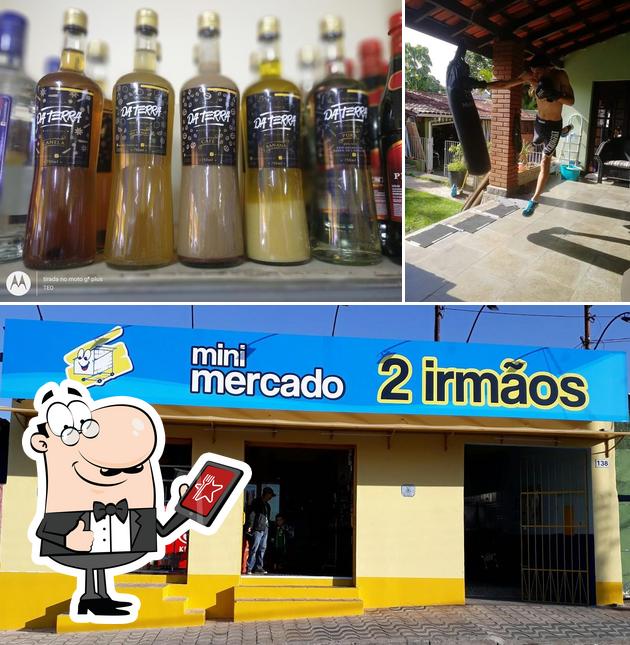 Confira a foto apresentando exterior e cerveja no Mini Mercado 2 Irmãos