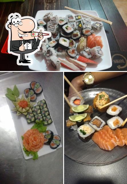 Rolos de sushi são disponibilizados no Sushi Bakana