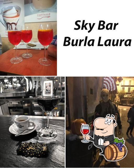 È gradevole prendersi un bicchiere di vino a Sky Bar Burla Laura