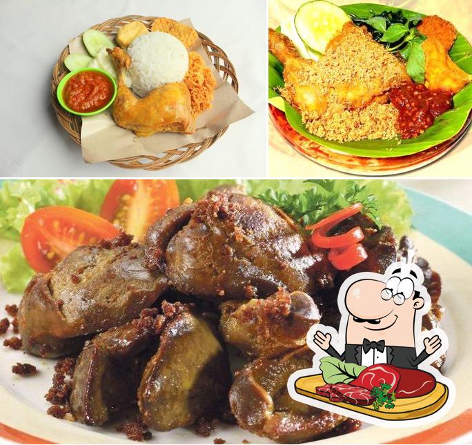 Order meat dishes at Ayam Kremes Aep 79