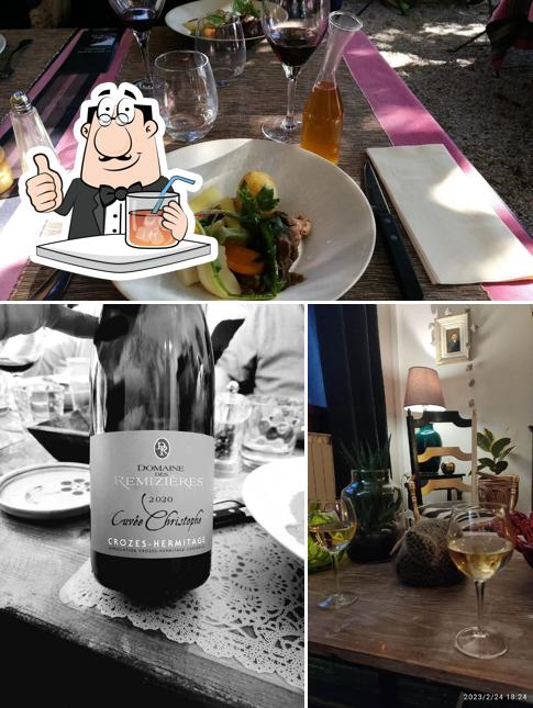 Parmi les diverses choses de la boire et la table à manger, une personne peut trouver sur La Treille Muscate hôtel restaurant de charme-Cliousclat-Drôme