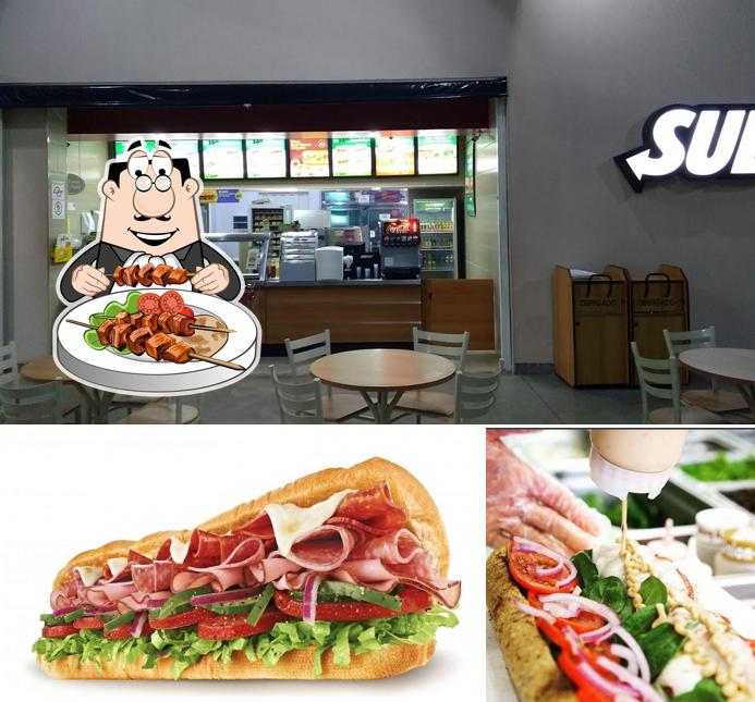 Dê uma olhada a imagem apresentando comida e interior no Subway