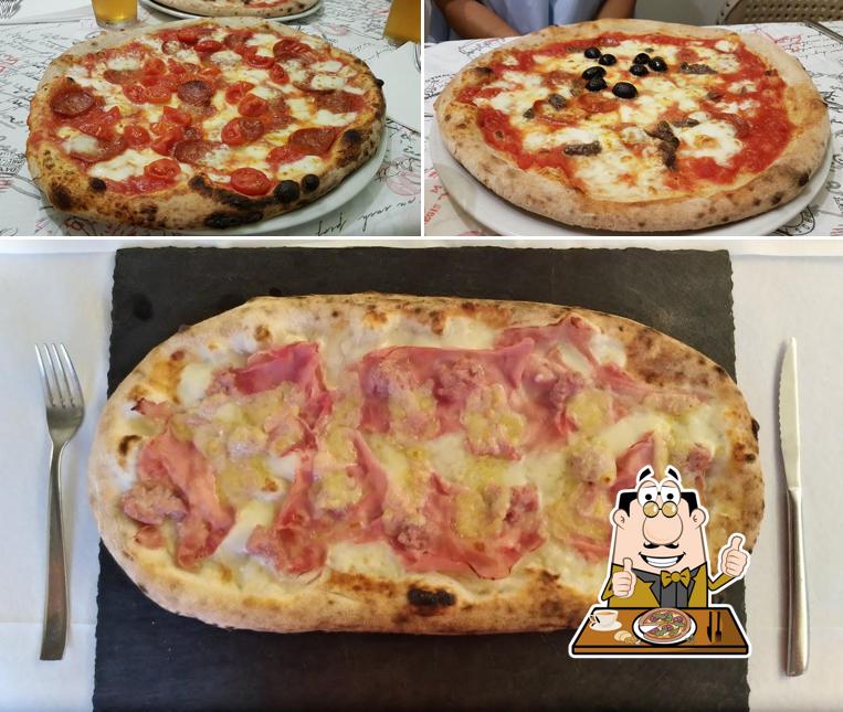 A Pizzeria La Piazzetta, puoi ordinare una bella pizza