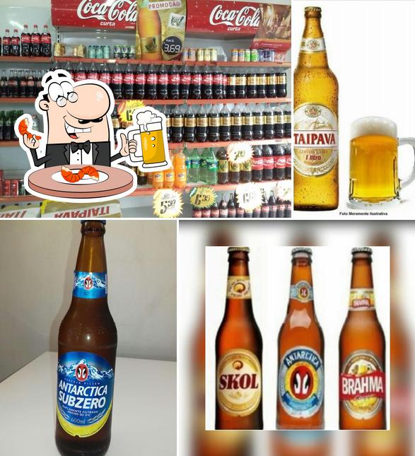 Desfute um copo de cerveja leve ou escura