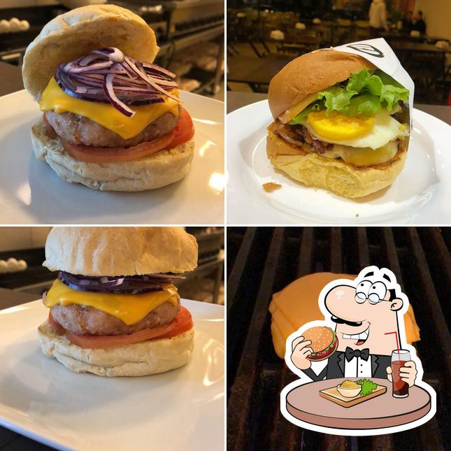 Delicie-se com um hambúrguer no Retrô Burguer