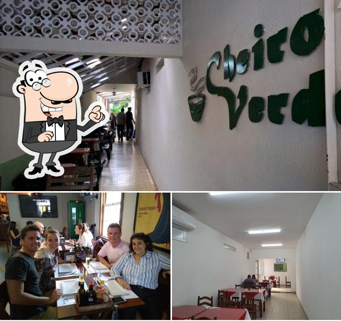 Sente em uma das mesas no Restaurante Cheiro Verde