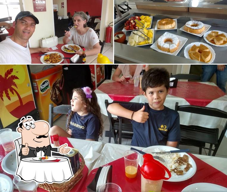 Confira a foto mostrando mesa de jantar e comida no Bella Praia Restaurante