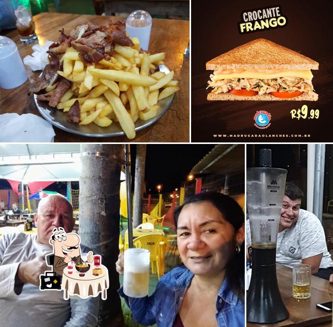 Entre diversos coisas, comida e bebida podem ser encontrados a Madrugadao lanches Garcia