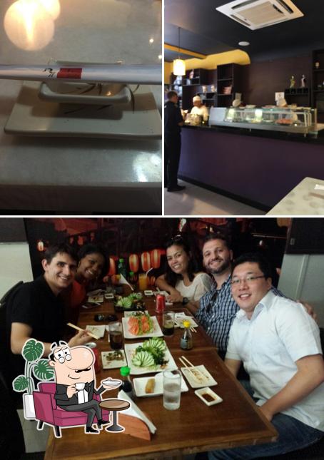 Confira a imagem apresentando interior e mesa de jantar no Ryoko Sushi