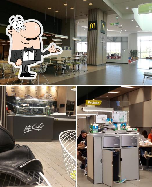 Installez-vous à l'une des tables de McDonald's