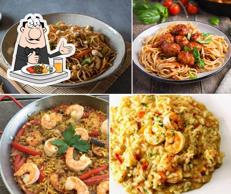 Almofada tailandesa, esparguete à bolonhesa, paella e risoto em n