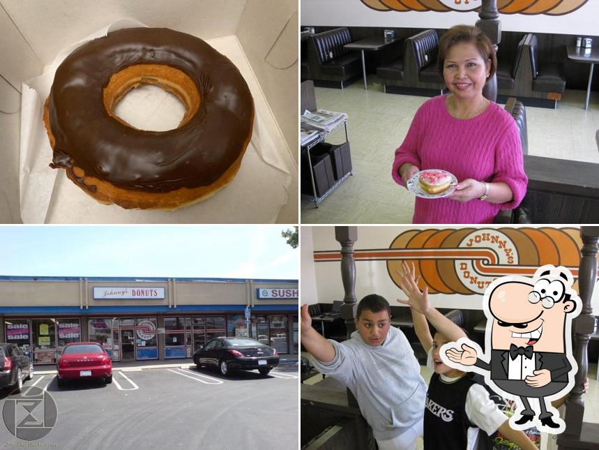 Mire esta foto de Johnny's Donuts