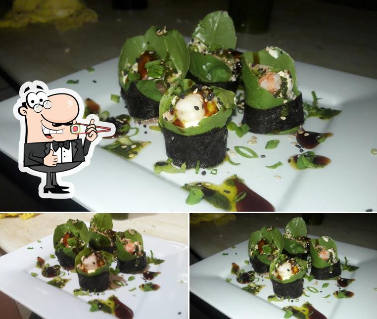 Rolos de sushi são servidos no Marron Café Drinks