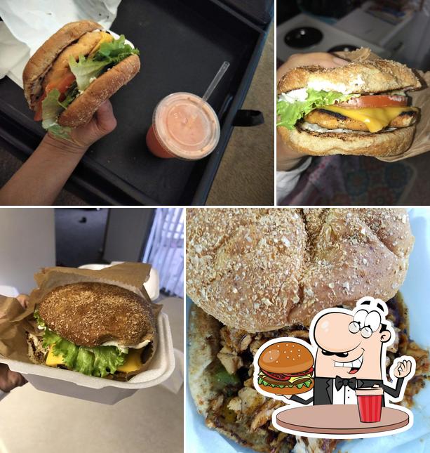 Prueba una hamburguesa en Eat To Live Cafe