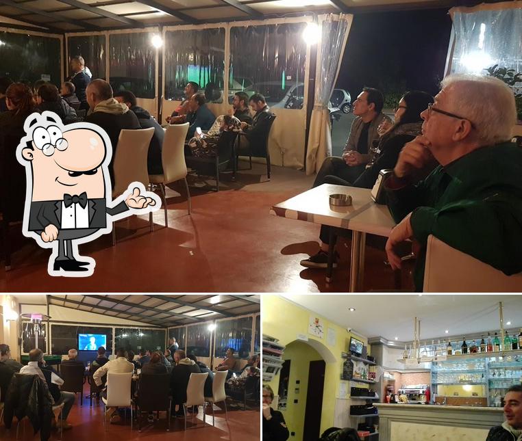 Gli interni di Sala Giochi Bar Macao di Xinfen Zhou