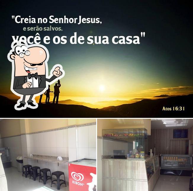 Dê uma olhada a imagem apresentando interior e exterior no Casa do Pão de Queijo Mineiro