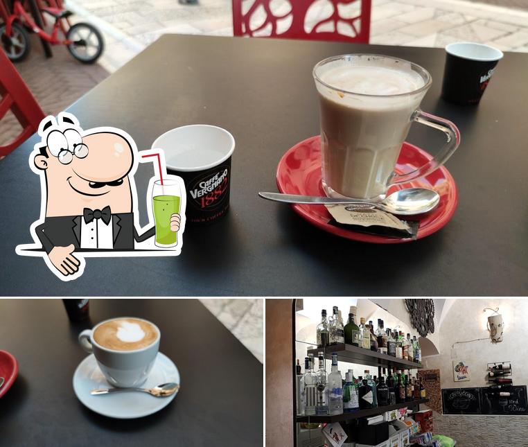 Disfrutra de una bebida en Caffè del Corso di Quattrogi srls