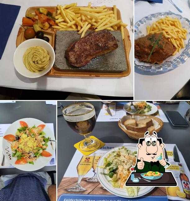 Mira las fotografías que muestran comida y bebida en L'imprévu Café