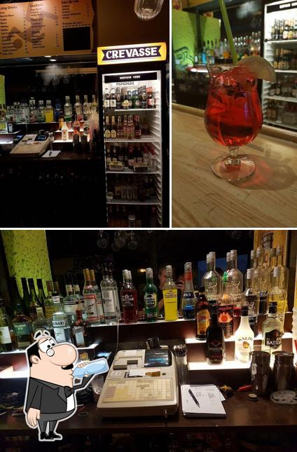 Las fotos de bebida y barra de bar en La Crevasse