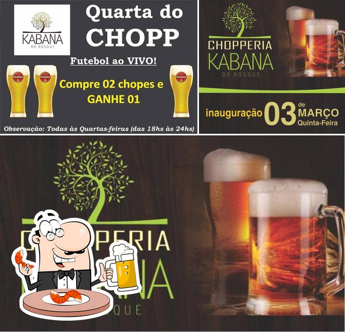 Desfute um copo de cerveja leve ou escura