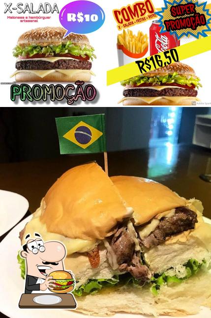 Order a burger at Camaleão bar e burger