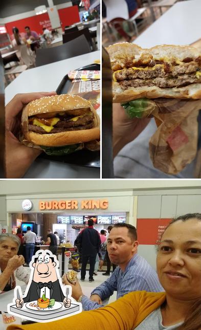 Entre diferentes coisas, comida e interior podem ser encontrados no Burger King