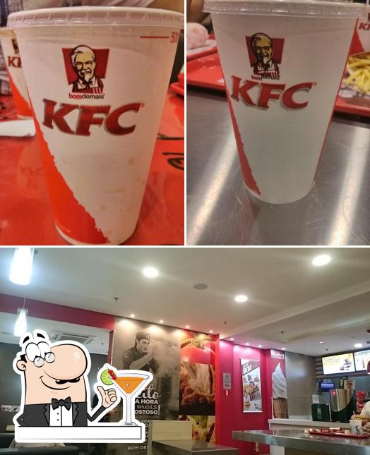 Dê uma olhada a imagem mostrando bebida e interior no KFC