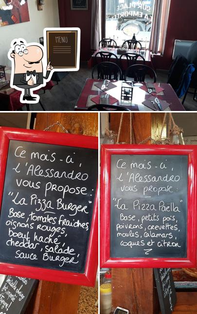 L'alessandro Pizzeria se distingue par sa tableau noir et intérieur