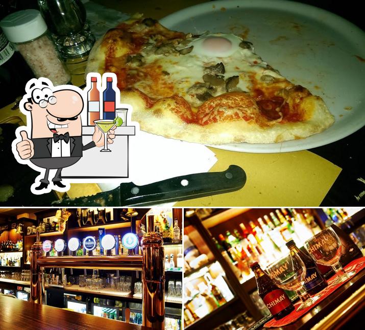 Tra le varie cose da The Bells Pub si possono trovare la bancone da bar e pizza