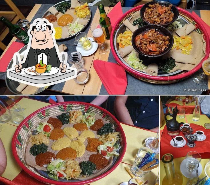 Tra le diverse cose da Mesob Restaurant si possono trovare la cibo e tavolo da pranzo