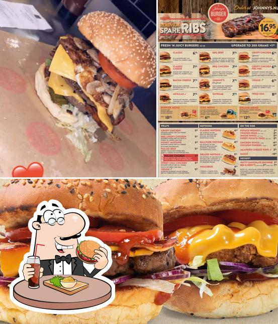 Pide una hamburguesa en Johnny's Burger & O'Tacos