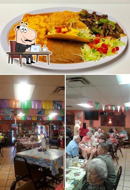 Посмотрите на эту фотографию, где видны внутреннее оформление и еда в Blanquita's Mexican Restaurant #2