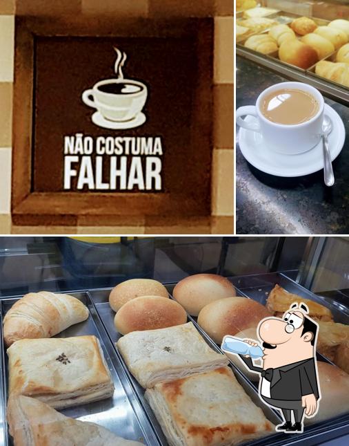 Dê uma olhada a imagem apresentando bebida e comida no Center Lanches