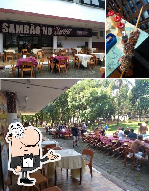 Confira a foto mostrando interior e comida no Clube do Espetinho