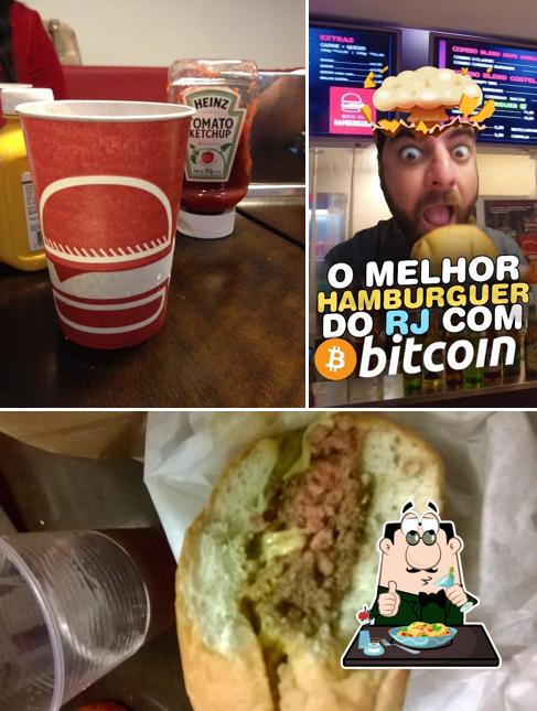 Entre diferentes coisas, comida e cerveja podem ser encontrados no Beco do Hamburguer