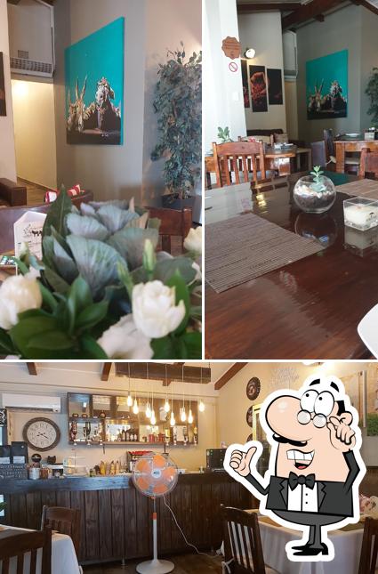 El interior de Three Little Donkeys Restaurant & Coffee Shop